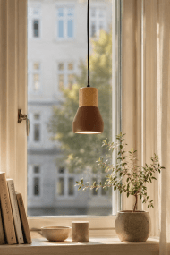 Pepe Ø13 Rust vinduslampe Fra Nordic Lighting - Kombinasjonen av tre og betong gir et robust og samtidig varmt uttrykk, mens den matte rustfargen tilf&oslash;rer en rolig og trendy f&oslash;lelse.