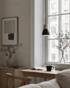 Pepe Ø13 Svart vinduslampe Fra Nordic Lighting - Kombinasjonen av tre og betong gir et robust og samtidig varmt uttrykk, mens den matte svarte fargen tilf&oslash;rer en rolig og trendy f&oslash;lelse.