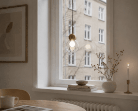 Barba Ø15 Gjennomsiktig/kobber vinduslampe Fra Lampan - Toppen i kobberfinish gir en varm og elegant f&oslash;lelse som l&oslash;fter helhetsinntrykket.