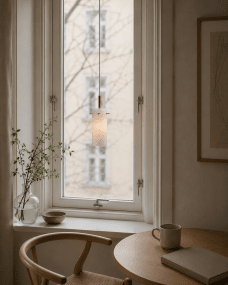 Cilinda Ø7 Messing/hvit vinduslampe Fra Nordic Lighting - Cilinda er en tidl&oslash;s vinduslampe med elegant design.