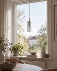 Cilinda Ø7 Messing/røkt vinduslampe Fra Nordic Lighting - Cilinda er en tidl&oslash;s vinduslampe med elegant design.