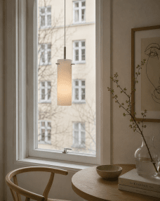 Cilinda Ø7 Krom/hvit vinduslampe Fra Nordic Lighting - Cilinda er en tidl&oslash;s vinduslampe med stilig design.