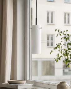 Cilinda Ø7 Svart og hvitt vinduslampe Fra Nordic Lighting - Cilinda er en tidl&oslash;s vinduslampe med stilig design.