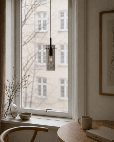 Cilinda Ø7 Svart/Røkt vinduslampe Fra Nordic Lighting - Cilinda er en tidl&oslash;s vinduslampe med elegant design.
