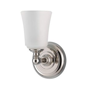 Huguenot Lake Ø13 Polert krom baderomslampe Fra Elstead Lighting - De elegante sirkulære detaljene og håndslipte festene gir en følelse av tradisjonelt håndverk, mens opalglasset skaper et mykt og innbydende lys.