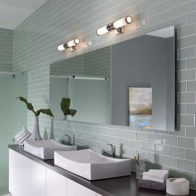 Payne 50cm Polert krom baderomslampe Fra Elstead Lighting - Payne vegglampe i polert krom kombinerer rent moderne design med et snev av engelsk Tudor-stil.