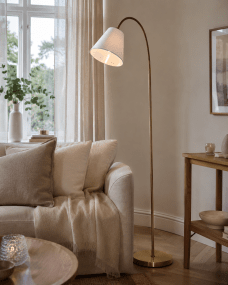 Uno Antikk messing gulvlampe Fra Lampan - Den hvite linskjermen sprer et mykt og behagelig lys og er perfekt som leselampe ved sofaen eller som stemningsbelysning p&aring; soverommet.