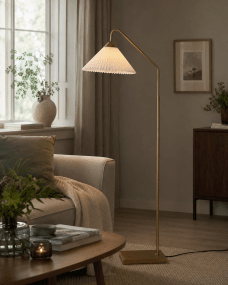 Nonna Antikk messing gulvlampe Fra Lampan - Nonna er en elegant gulvlampe i metall med en vakker antikk messingfinish som gir et varmt og tidl&oslash;st uttrykk.