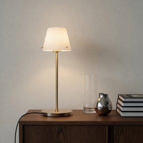 Gil 34cm Sateng messing Fra Herstal - Den er laget av metall med en sateng messingfinish og har en hvit glassskjerm som sprer et mykt og behagelig lys.