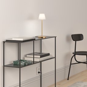 Gil 34cm Sateng messing Fra Herstal - Den er laget av metall med en sateng messingfinish og har en hvit glassskjerm som sprer et mykt og behagelig lys.