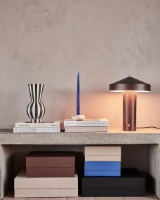 Hatto 40cm Bronse Fra OYOY - Lampen er en del av den populære Hatto-serien og er tilgjengelig i flere moderne farger.