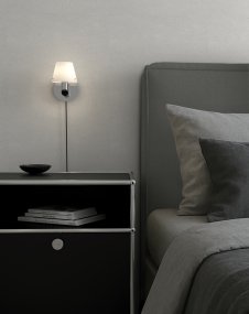 Gil Ø10 Krom leselampe Fra Herstal - Den opale glassskjermen skaper en fin lysfordeling, og i kombinasjon med kromrammen skaper Gil atmosf&aelig;re, tilstedev&aelig;relse og det karakteristiske Herstal-uttrykket.