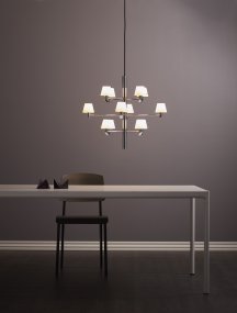 Gil Ø67 Krom Taklampe Fra Herstal - Et moderne design som reflekterer lys og liv med selvsikker eleganse gjennom de opale glassskjermene.
