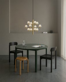 Gil Ø67 Messing Taklampe Fra Herstal - Et moderne design som reflekterer lys og liv med selvsikker eleganse gjennom de opalglassskjermene.