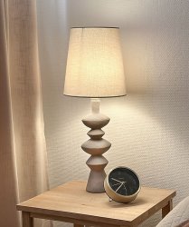 Nina 54cm Grå bordlampe Fra Aneta Lighting - Den modernistiske bordlampen Nina med sine interessante former blir en lettplassert og vakker detalj i hjemmet ditt.