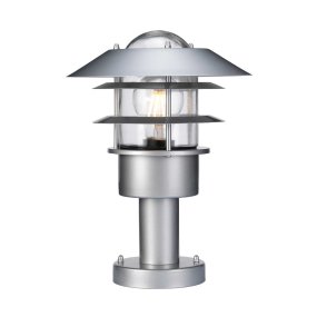 Helsingor 30cm Sølv Fra Elstead Lighting - Tillverkad av rostfritt st&aring;l i silverfinish och glas, erbjuder den en slitstark och v&auml;derbest&auml;ndig konstruktion som &auml;r perfekt f&ouml;r entr&eacute;er, tr&auml;dg&aring;rdsg&aring;ngar och uteplatser.