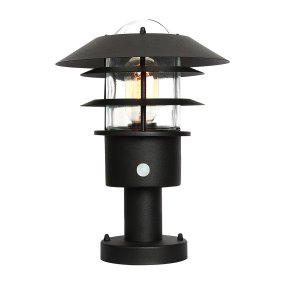 Helsingor PIR 30cm Svart Fra Elstead Lighting - Tillverkad av rostfritt st&aring;l i svart finish och glas, erbjuder den en robust och v&auml;derbest&auml;ndig konstruktion som &auml;r perfekt vid uppfarter, entr&eacute;er eller tr&auml;dg&aring;rdsg&aring;ngar.
