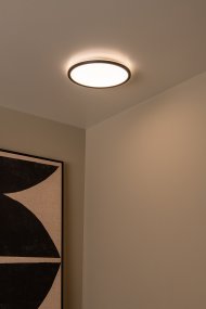 Castor Ø30 Svart baderomslampe Fra Lucide - Med en diameter p&aring; 32 cm og en h&oslash;yde p&aring; bare 3,5 cm er lampen b&aring;de kompakt og stilig.