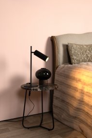 Clubs 42cm Svart skrivebordslampe Fra Lucide - Den er laget av h&oslash;ykvalitets aluminium og har en smal, sylindrisk lampeskjerm med en ribbet struktur som gir den en elegant karakter.