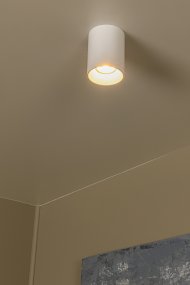 Gerti Hvit Fra Lucide - Gerti er en stilig spotlight laget av metall i hvitt som gir et moderne og sofistikert uttrykk.
