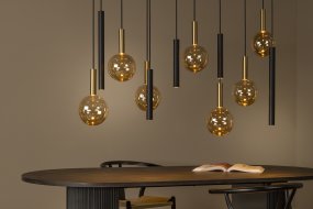 Josiane 143cm Svart Taklampe Fra Lucide - Denne uttrykksfulle lampen i svart metall og messingdetaljer kombinerer moderne design med finesse og blir et imponerende innslag over lange spisebord eller kj&oslash;kken.