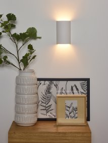 Gipsy 18cm Hvit vegglampe Fra Lucide - Perfekt i gangen for &aring; skape en innbydende f&oslash;lelse, men like fin p&aring; soverommet, i stuen eller p&aring; arbeidsrommet.