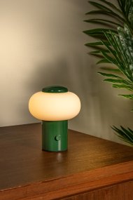 Gustav 10cm Grønn bærbar Fra Lucide - Gustav er en b&aelig;rbar bordlampe laget av metall og glass i en myk gr&oslash;nnfarge som gir et varmt og stemningsfullt lys.