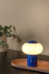 Gustav 10cm Blå bærbar Fra Lucide - Gustav er en b&aelig;rbar bordlampe laget av metall og glass i en myk bl&aring;farge som gir et varmt og stemningsfullt lys.
