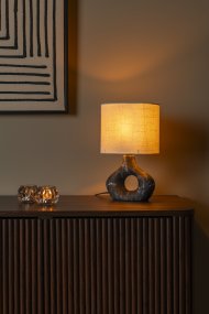 Tomeo 30cm Svart bordlampe Fra Lucide - Tomeo passer like godt på et sidebord som i et vindu eller på et skrivebord.