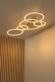 Nicola 132cm Beige plafond Fra Lucide - Lampen har integrert LED, hvis fargetemperatur enkelt kan justeres mellom varmt hvitt og kj&oslash;lig hvitt lys under installasjon, noe som gj&oslash;r den tilpasningsdyktig til ulike milj&oslash;er og behov.