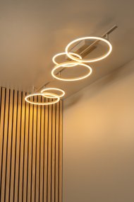 Nicola 170cm Beige plafond Fra Lucide - Den gir et sterkt og jevnt lys, og den ene armen er justerbar og kan vinkles for &aring; tilpasse utseende og plassering.