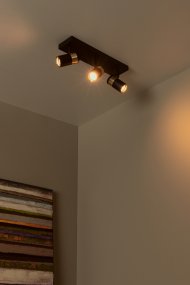 Gorik 3 Svart spotlight Fra Lucide - Den svarte metallarmaturen og messingfinishdetaljene passer perfekt inn i moderne interiør.