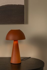 Jorgo 33cm Terrakotta bordlampe Fra Lucide - Jorgo er en moderne bordlampe laget av metall i en terrakottaskjerm med en mykt avrundet form som gir et stilig uttrykk.