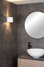 Axi Hvit baderomslampe Fra Lucide - Axi vegglampe er klar til å lyse opp badet ditt med sine elegante former, og med den integrerte LED-belysningen kombinerer den stil med funksjonalitet.