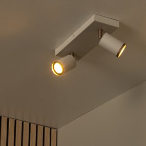 Regina 2 Taupe Fra Lucide - Regina takspotlight er en stilig og moderne belysningsl&oslash;sning i metall med en elegant taupe-finish og detaljer i brunt metall.