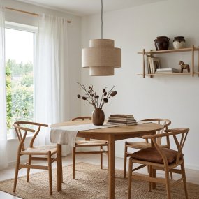 Hilma Ø40 Beige Taklampe Fra Cottex - Det beige tekstilet bidrar med en varm og myk f&oslash;lelse og gj&oslash;r Hilma enkel &aring; kombinere med forskjellige farger og materialer.