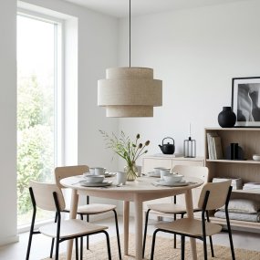 Hilma Ø55 Beige Taklampe Fra Cottex - Det beige tekstilet bidrar med en varm og myk f&oslash;lelse og gj&oslash;r Hilma enkel &aring; kombinere med forskjellige farger og materialer.