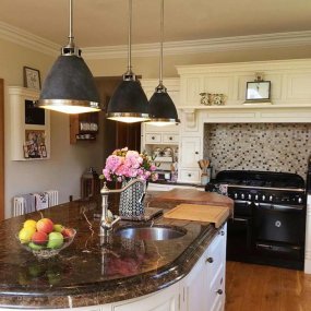 Amelia Ø32 Antikk sink Fra Elstead Lighting - Kupolen har en etsad prismatisk bottenlins, och denna helmetalliska versionen i antik-zink har en autentisk vintagelook.