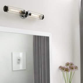 Masthead 60cm Krom baderomslampe Fra Elstead Lighting - Laget av stål og glass har den en sofistikert polert kromfinish kombinert med sorte detaljer som gir et luksuriøst og tidløst uttrykk.