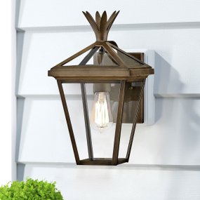 Palma Bronse utendørslampe Fra Elstead Lighting - Laget av aluminium med klart glass, tilbyr Palma både holdbarhet og et snev av gammeldags sjarm, perfekt for utendørs bruk.