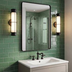 Saylor 43cm Svart baderomslampe Fra Elstead Lighting - Armaturen er laget av metall med en matt sort finish og har et avlangt opalglass som sprer et jevnt og fint lys.