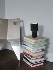 Iluma 22cm Svart bærbar Fra Herstal - Iluma har integrert LED med et varmt hvitt lys p&aring; 2700K og en lysstr&oslash;m p&aring; 60 lumen.