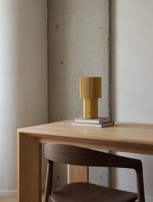 Iluma 22cm Gull bærbar Fra Herstal - Iluma har integrert LED med et varmt hvitt lys p&aring; 2700K og en lysstr&oslash;m p&aring; 60 lumen.