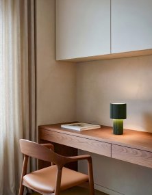 Iluma 22cm Olivengrønn bærbar Fra Herstal - Iluma har integrert LED med et varmt hvitt lys p&aring; 2700K og en lysstr&oslash;m p&aring; 60 lumen.