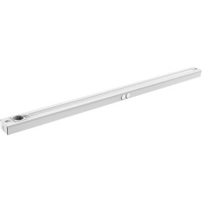 Bänky m. uttag 118cm Hvit Fra Designlight - Denne modellen er 580 mm lang og gir et kraftig, jevnt lys med en effekt p&aring; 10 W og en lysstr&oslash;m p&aring; 2000 lumen, ideell for &aring; lyse opp hele benkflaten.