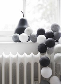 Irislights Graphic grey 20-lights Grå Fra Irislights - Lyslenken best&aring;r av en plastledning med h&aring;ndlagde kuler i bomulls- og polyestertr&aring;d som skinner gjennom et mykt lys.