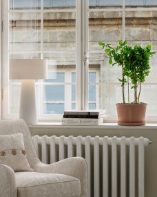 Linum 50cm Hvit Fra By Rydéns - Linum er en stilig og dekorativ bordlampe i hvitt lin som skaper et mykt og harmonisk uttrykk i hjemmet.