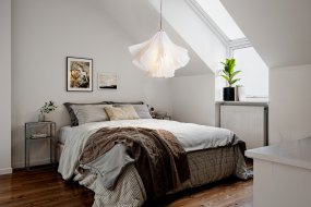 Juliette Ø75 Hvit Taklampe Fra By Rydéns - Takket v&aelig;re sin unike form og elegante detaljer er Juliette et utmerket valg for de som &oslash;nsker en taklampe som b&aring;de er vakker og gir den rette f&oslash;lelsen i rommet.