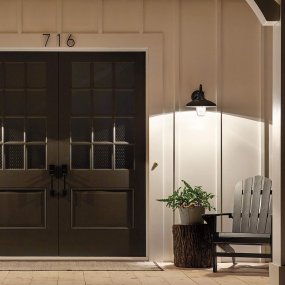 Allenbury Svart Fra Elstead Lighting - Med sin IP44-klassifisering er den beskyttet mot vannsprut og er ideell for utendørs bruk.