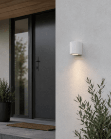 Tor Single Hvit utendørslampe Fra Lampan - Lampan lyser fint ner p&aring; v&auml;ggen och skapar en h&auml;rlig atmosf&auml;r.